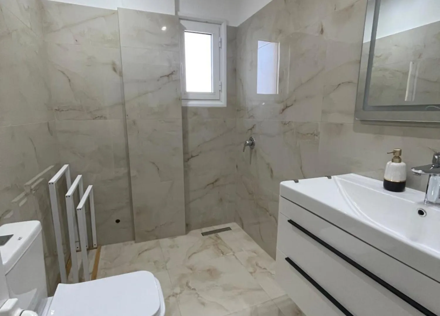 Eni Rooms Vlore 0*,  Albania